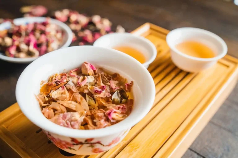 Cómo entran las flores y las plantas medicinales chinas (madreselva, crisantemo, etc.) en las bebidas a base de té, la aromaterapia y la cosmética 9 Cómo entran las flores medicinales chinas enteras, p. ej. madreselva crisantemo, en las bebidas para té Aromaterapia Cosmética Canales 4