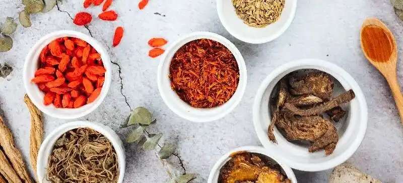Erbe cinesi che probabilmente avete già in cucina 1 Erbe cinesi che probabilmente avete in cucina in questo momento 3 2