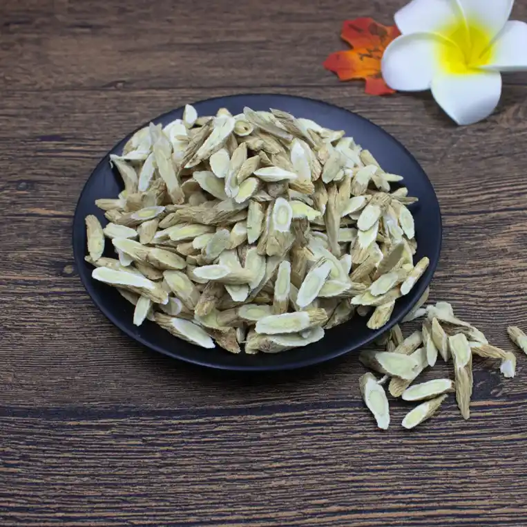 Radice di astragalo (Huang Qi) classificazione sfusa in base al colore delle fette, alla fibra, alla dolcezza e al controllo della frantumabilità